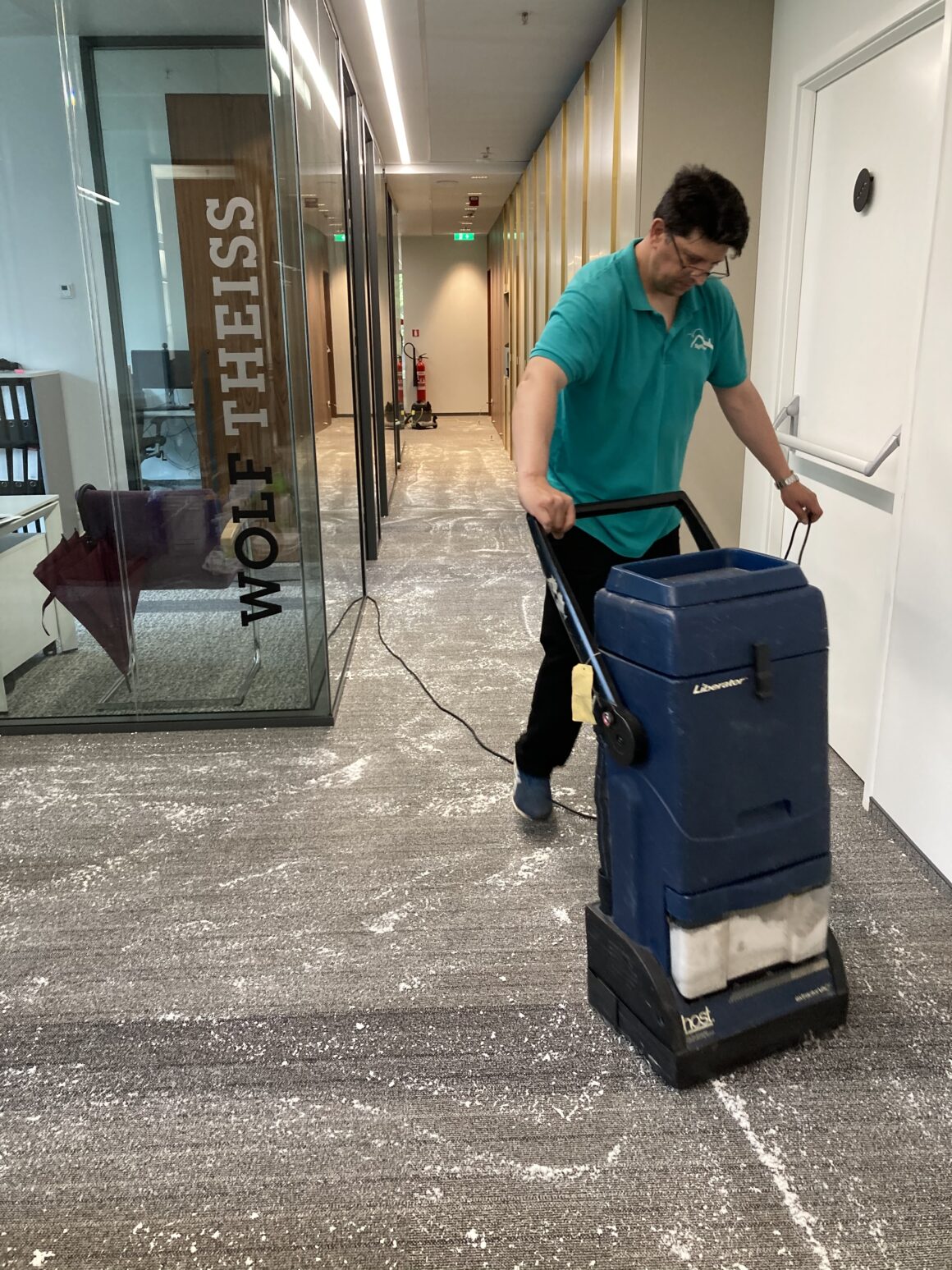 Carpet cleaning with organic surfactants Carpet cleaning with organic surfactants